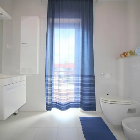 Helles Nur 350 Meter Zum Mit Privatem Balkon Und Meerblick 아파트